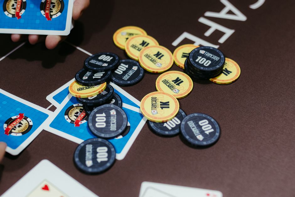 Online Casino Freispiele 2026: Angebote, Bedingungen & Vergleich: gestapelte Casino-Jetons auf dem Filzteppich — Symbolbild für Umsatzbedingungen und Bonusregeln