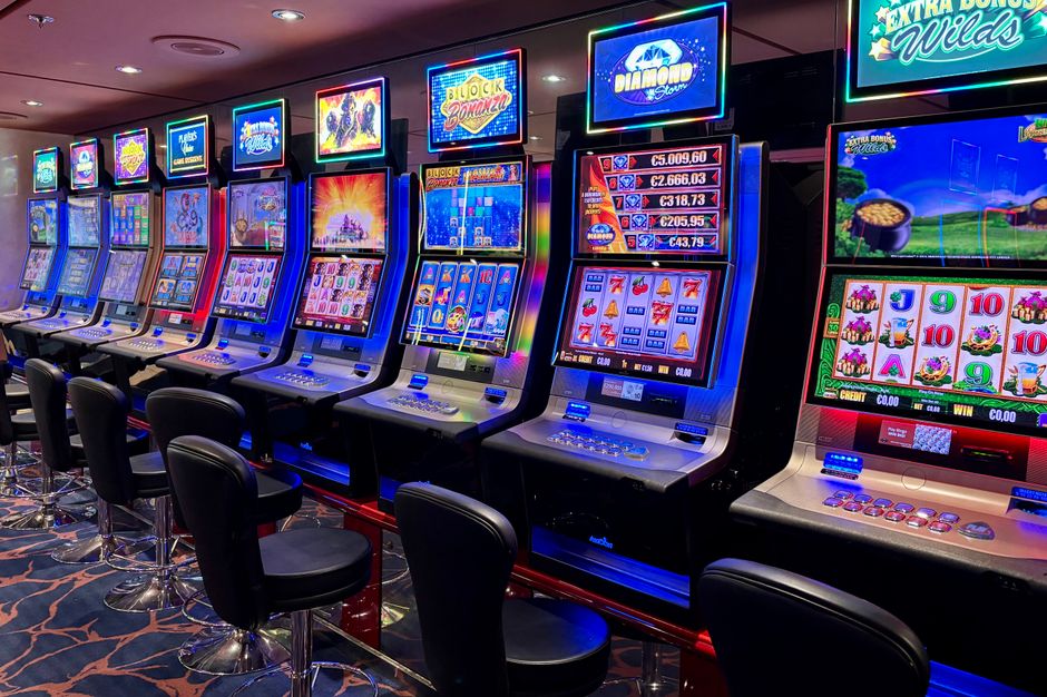 Online Casino Freispiele 2026: Angebote, Bedingungen & Vergleich: abgedunkelter Casinosaal ohne Spielbetrieb — Symbolbild für Pause und verantwortungsvolles Spielen
