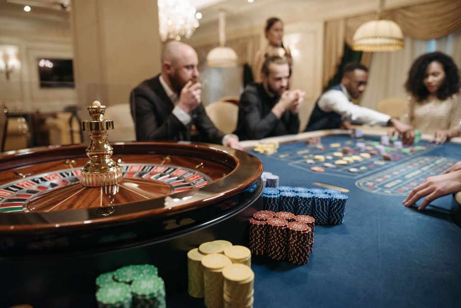 Online Casino Freispiele 2026: Angebote, Bedingungen & Vergleich: Roulette-Kessel und Jetons auf einem Casinotisch — Symbolbild zum Bonusvergleich ohne Einzahlung